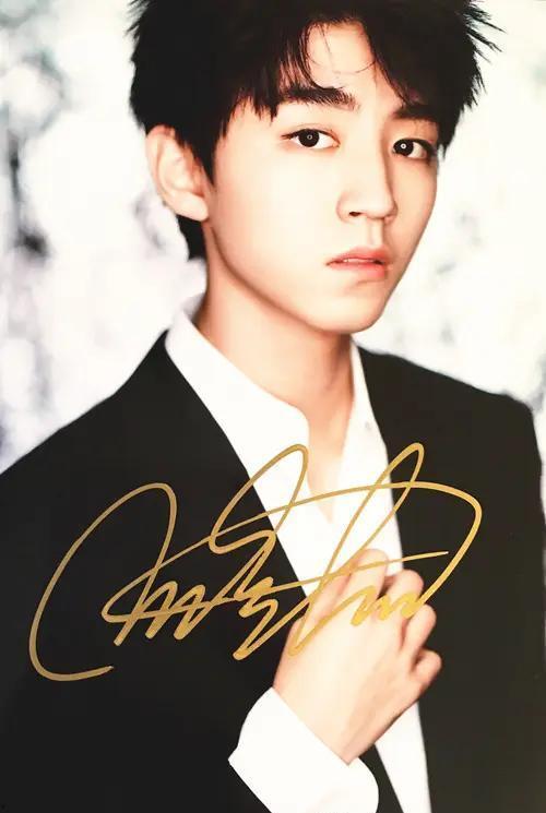 王俊凯的签名照片,青春偶像的温暖印记