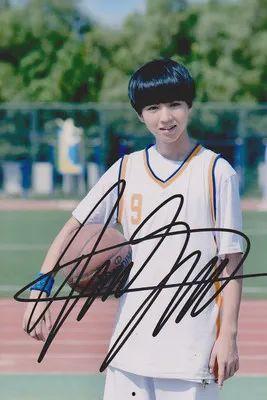 王俊凯的签名照片,青春偶像的温暖印记