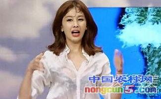 女主播西装裙走光,女主播意外成为焦点